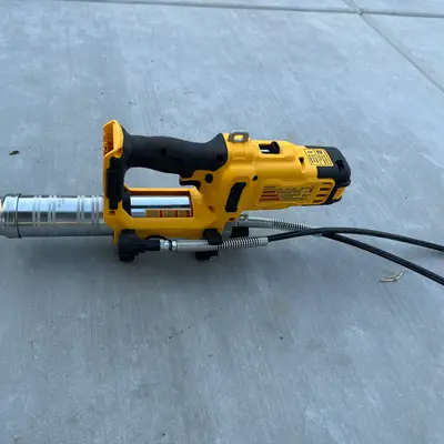 DEWALT 20V MAX Cordless Grease Gun
