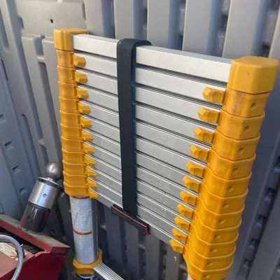 Telescoping aluminum ladder