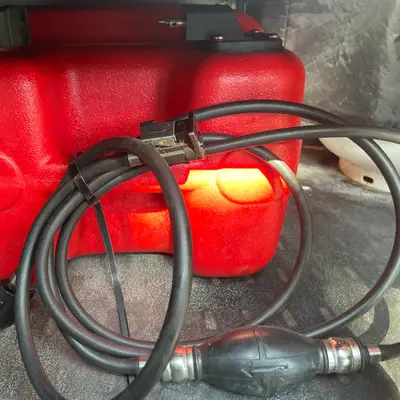 Outboard boat motor fuel tank with line and primer bulb