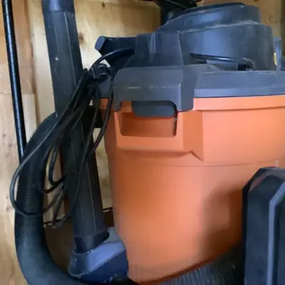 Wet/dry shop vacuum