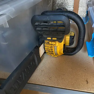 Cordless chainsaw