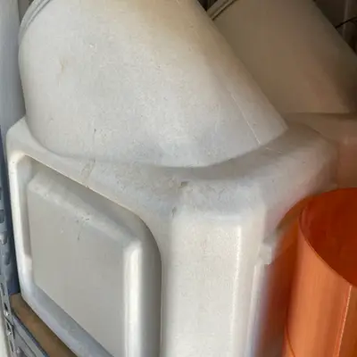 Bulk feed reservoir (chicken crumbles)