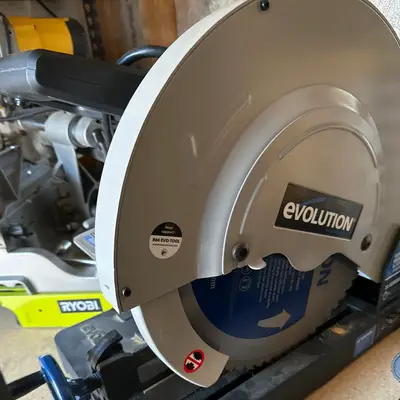 Metal-cutting chop saw
