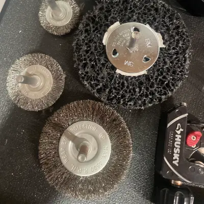 Drill-mounted wire wheel & abrasive discs