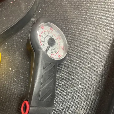 Dial tire pressure gauge
