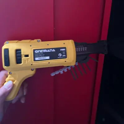 Collated auto-feed screw gun