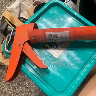 Manual caulking gun