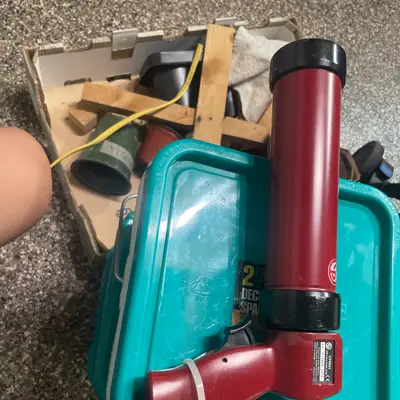 Pneumatic caulking gun