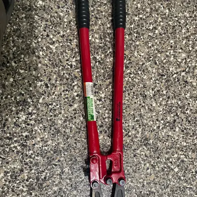 Bolt cutter