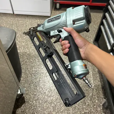 Hitachi Pneumatic Angled Finish Nailer