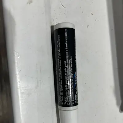 Automotive touch-up paint pen (Pearl White)