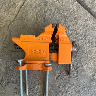 Clamp-on bench vise