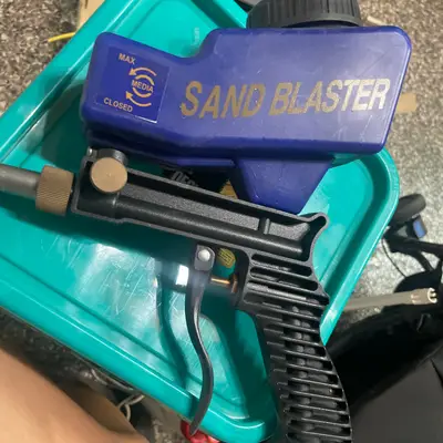 Gravity-feed sandblaster gun